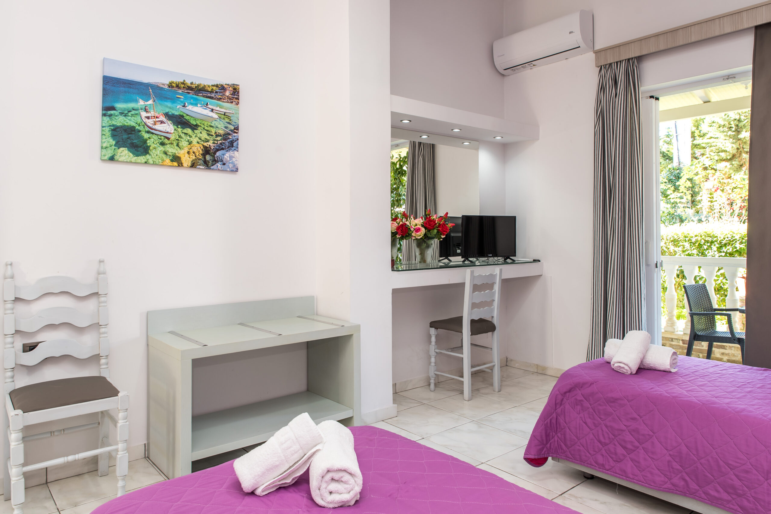 Double_Bedroom_Studio_Accessibility_Tom_&_John_center_Tsilivi (1)