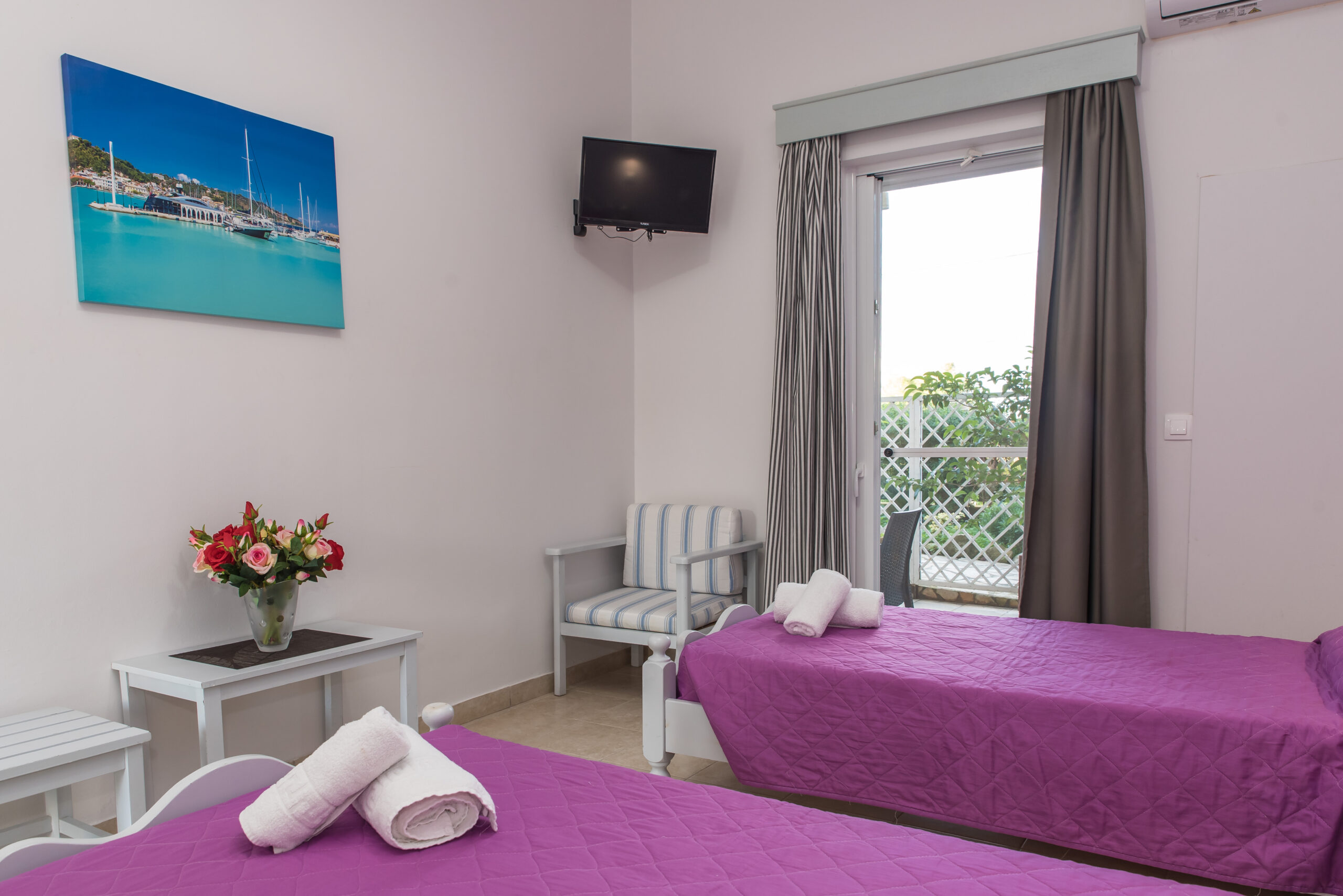 Double_Bedroom_Studio_Tom_&_John_center_Tsilivi (12)