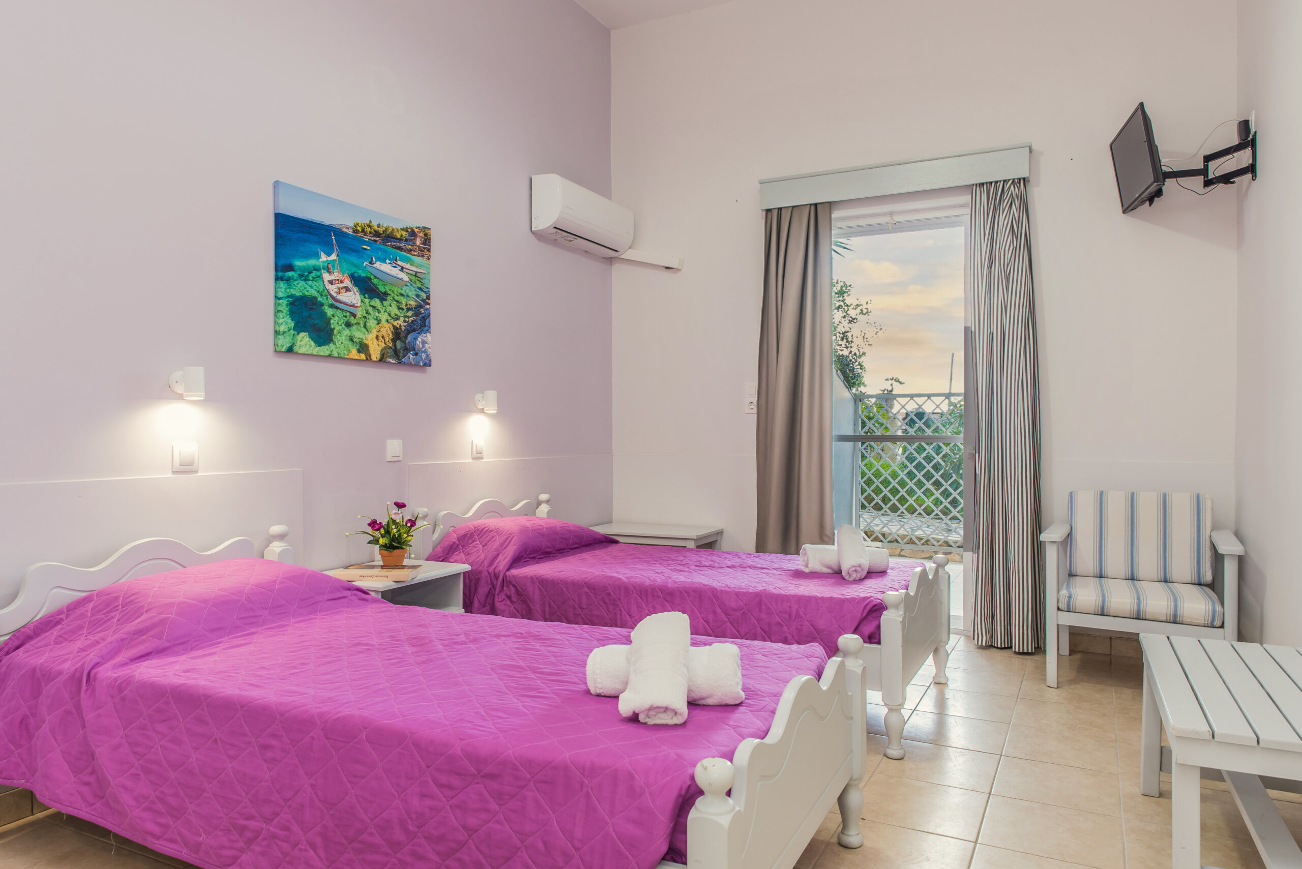 Double_Bedroom_Studio_Tom_&_John_center_Tsilivi (18)