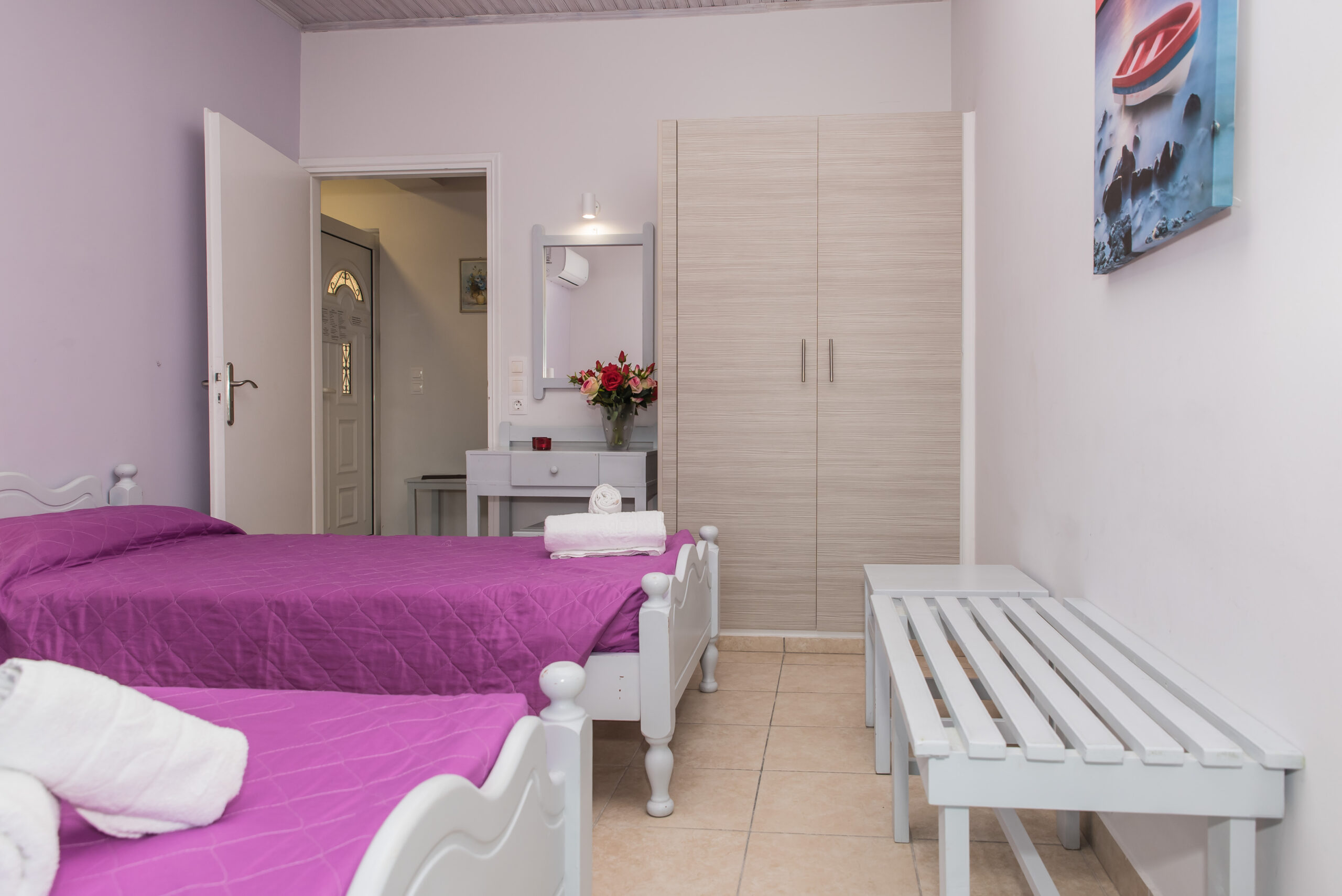 Double_Bedroom_Studio_Tom_&_John_center_Tsilivi (7)