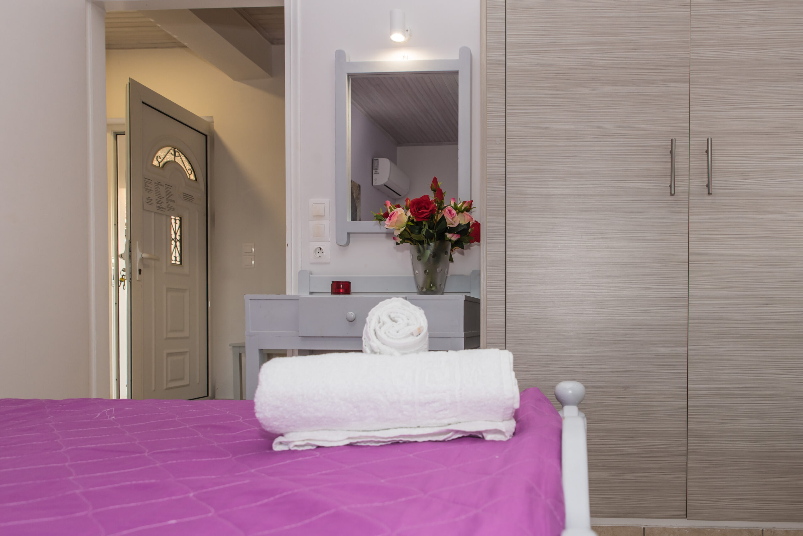 Double_Bedroom_Studio_Tom_&_John_center_Tsilivi (9)