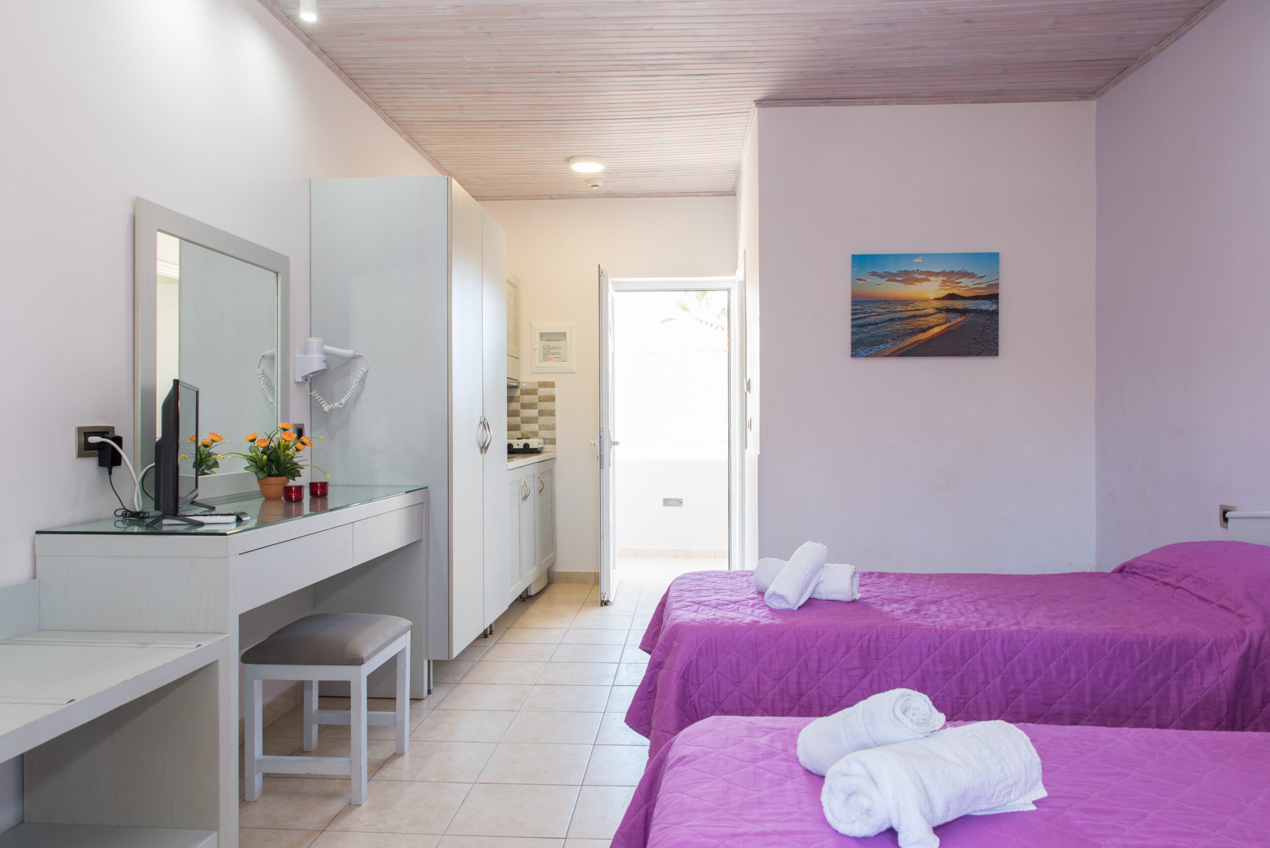 Single_Bedroom_Studio_Tom_&_John_center_Tsilivi (1)